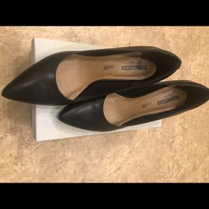 Clark’s black pumps size 11. Like new.